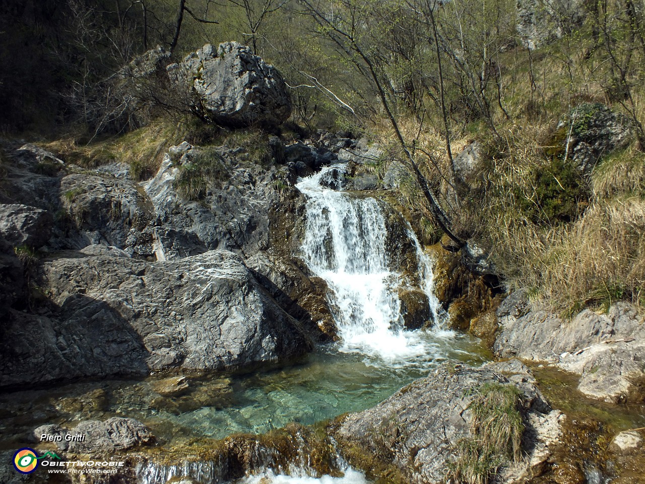 93 Cascata con acque limpide.JPG